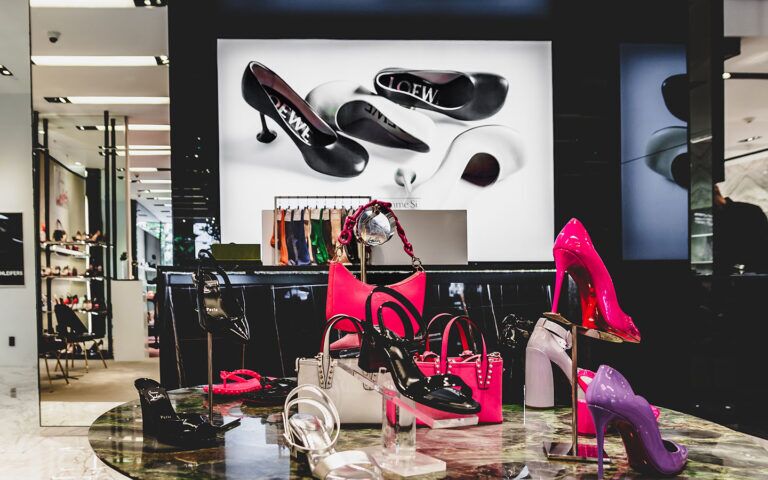 DSA-Signage-Hirshleifers-illuminated-displays