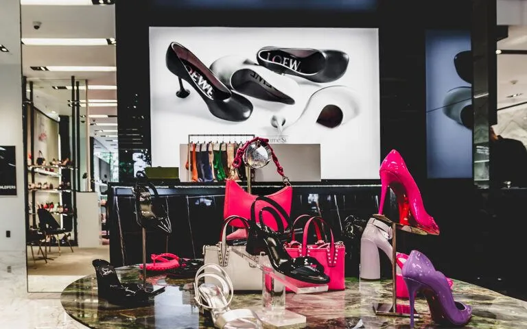 DSA-Signage-Hirshleifers-illuminated-displays