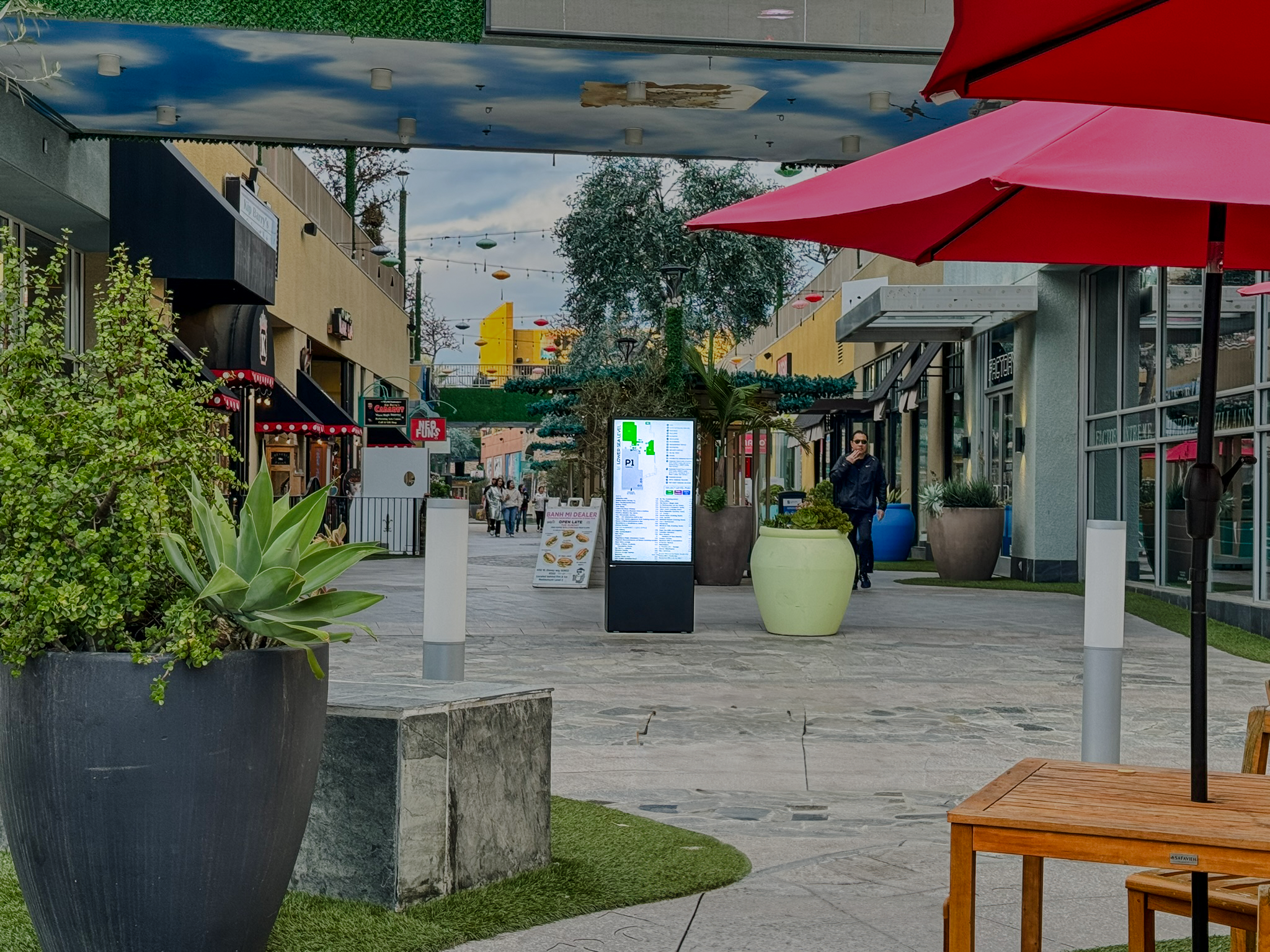 digital signage in retail environment with dsa signage