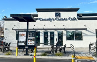 Customizable outdoor static menu board for restaurant signage