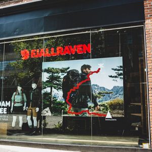 dsa-signage-fjallraven-window-display